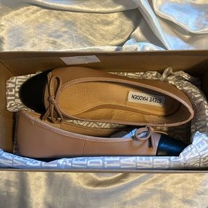 Steve Madden Ellison Natural nude tan with black tip flat sandals